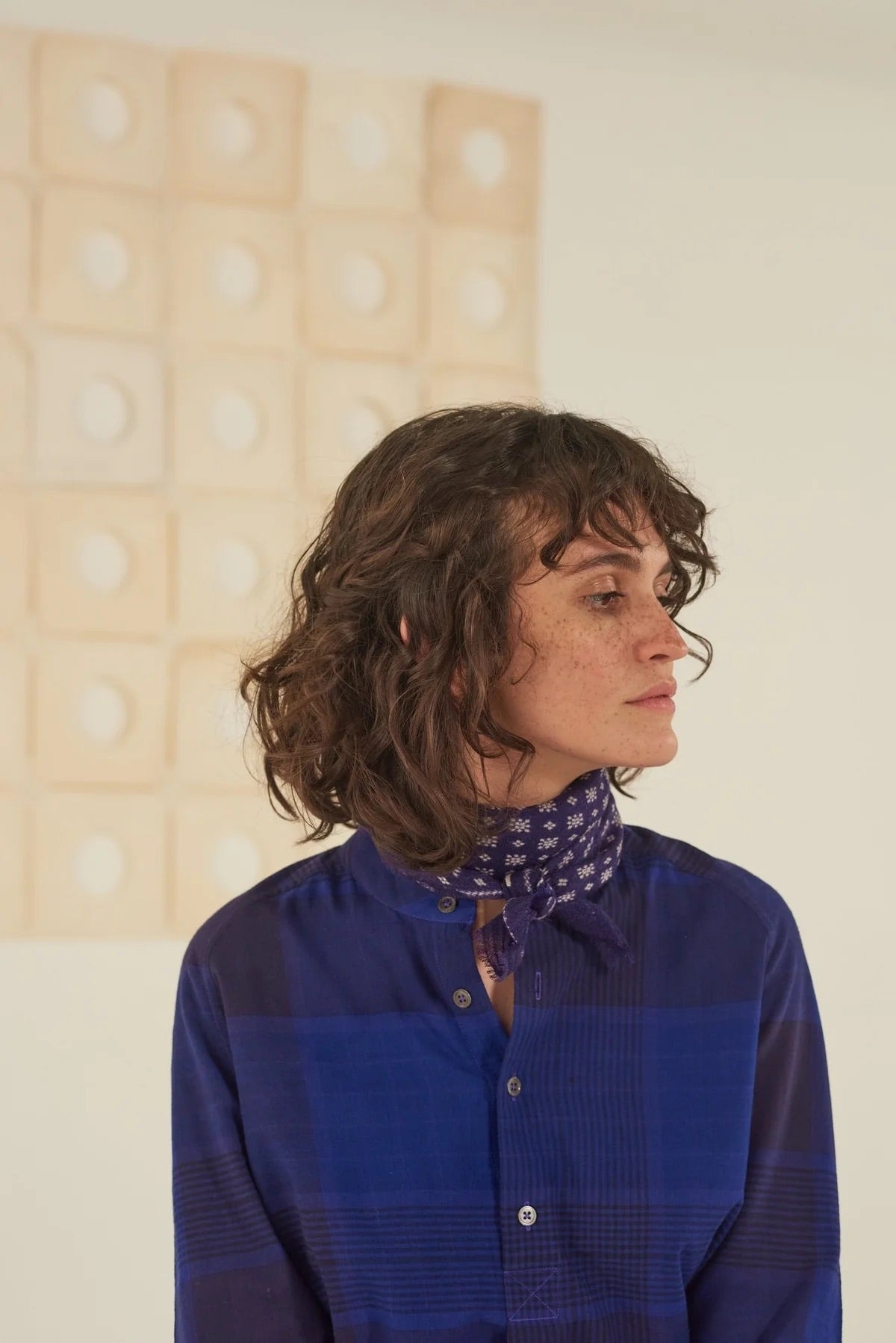 Foulard N°676 Violette by Moismont, soft wool scarf in square format, versatile and warm, perfect for adding timeless elegance to any outfit. Available at House of Woven Stories.