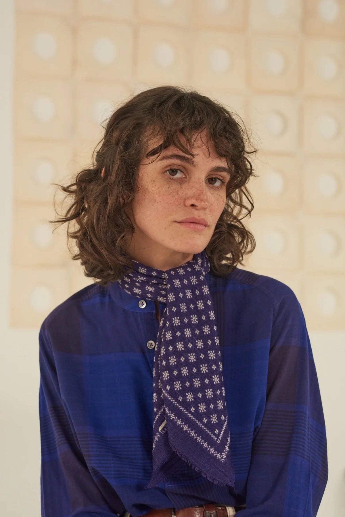 Foulard N°676 Violette by Moismont, soft wool scarf in square format, versatile and warm, perfect for adding timeless elegance to any outfit. Available at House of Woven Stories.