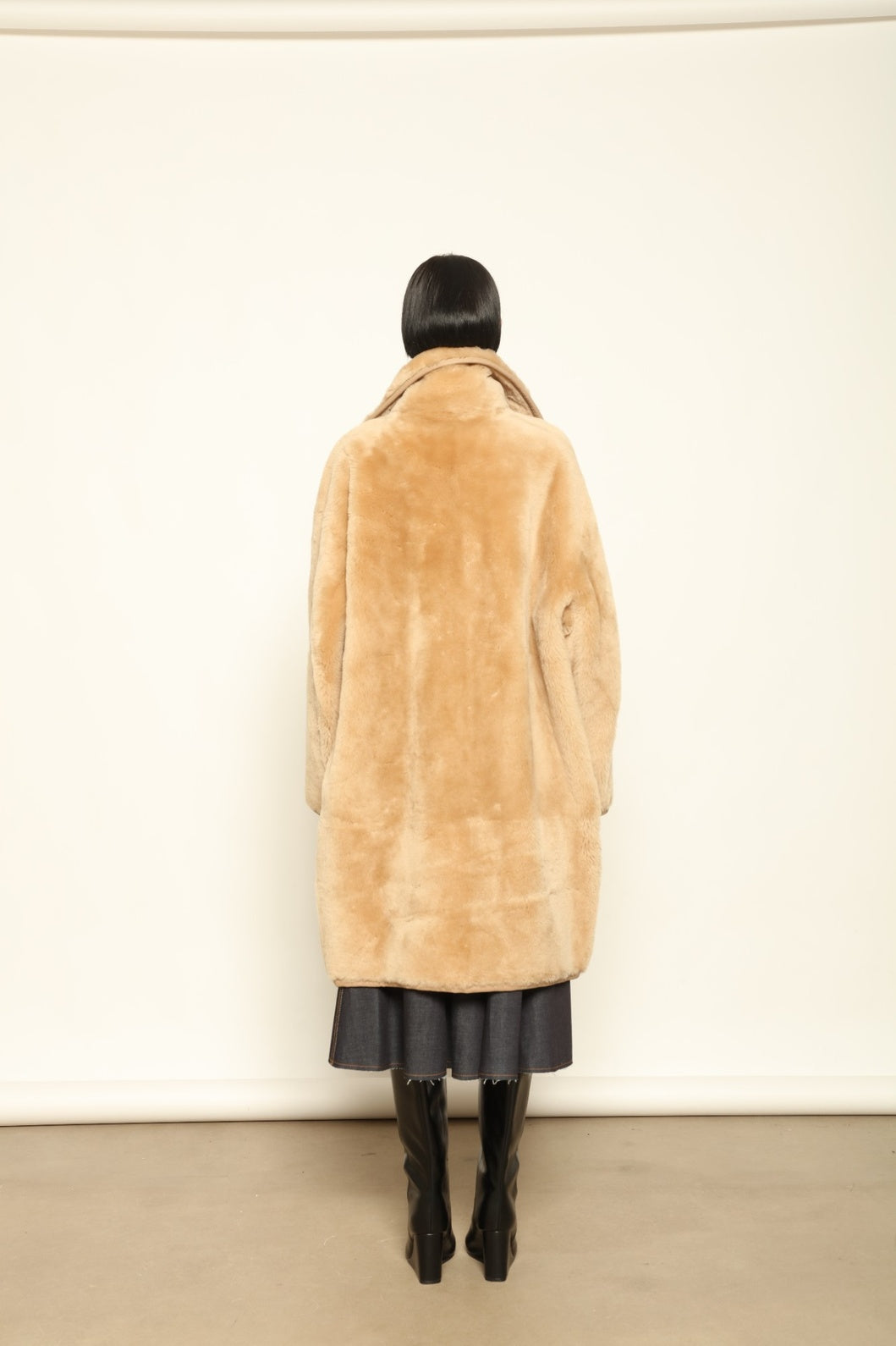 Giselle Camel Long Silky Peach Jacket by Novelle – handcrafted reversible Italian coat in nappa leather and shearling, photographed in soft natural light for House of Woven Stories.