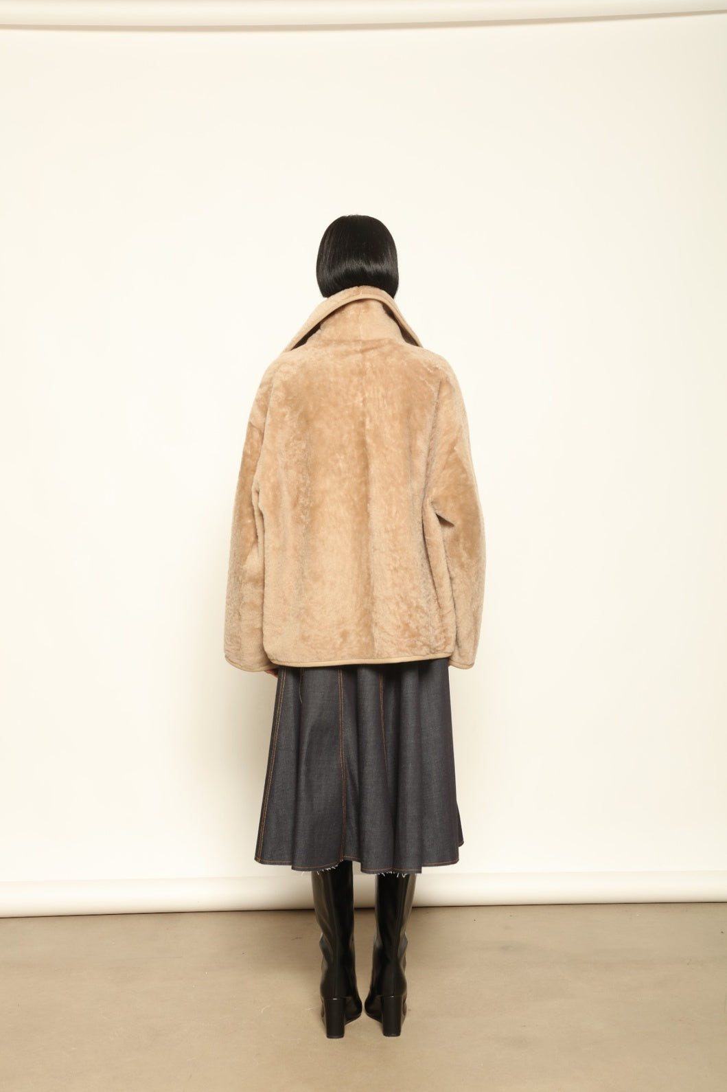 Giselle Short Camel Jacket by Novelle – handcrafted reversible Italian jacket in shearling and nappa leather, shown in warm camel tone, styled on model Mareksha for House of Woven Stories.