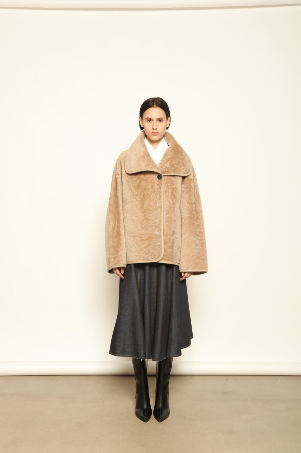 Giselle Short Camel Jacket by Novelle – handcrafted reversible Italian jacket in shearling and nappa leather, shown in warm camel tone, styled on model Mareksha for House of Woven Stories.