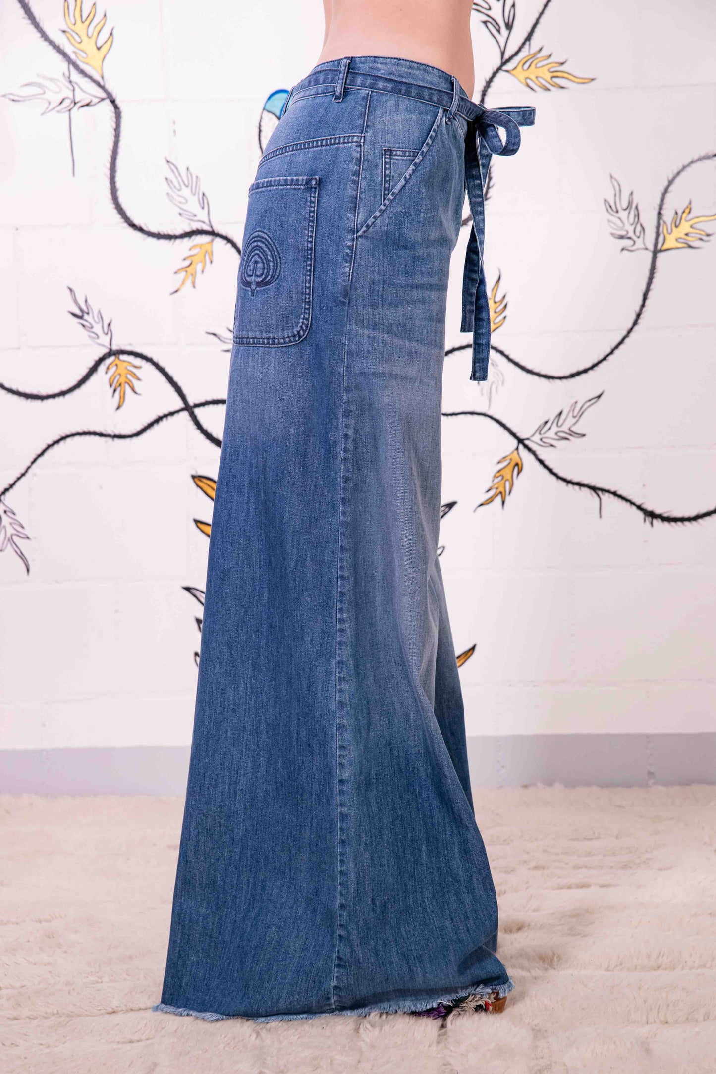 Model is wearing relaxed, flared-fit jeans by Happy Haus, crafted in Italy from 100% DETOX-certified cotton. A sustainable essential from the House of Woven Stories collection, designed for timeless, conscious style.