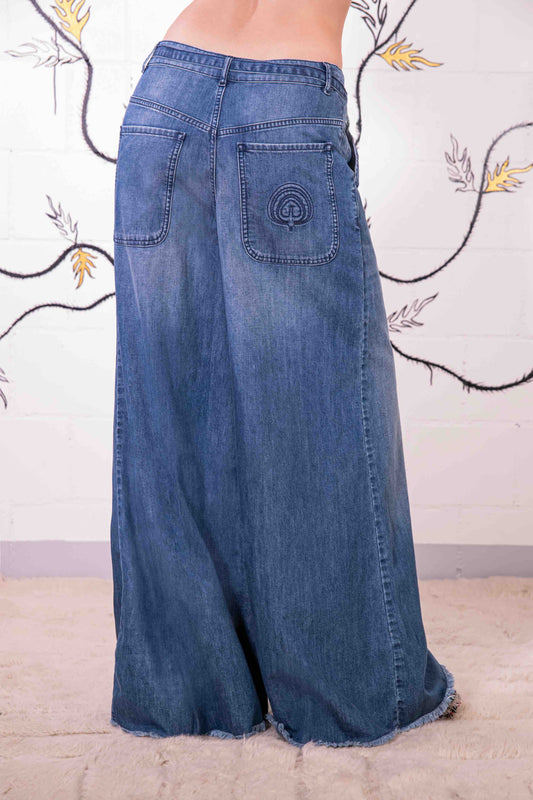 Model is wearing relaxed, flared-fit jeans by Happy Haus, crafted in Italy from 100% DETOX-certified cotton. A sustainable essential from the House of Woven Stories collection, designed for timeless, conscious style.