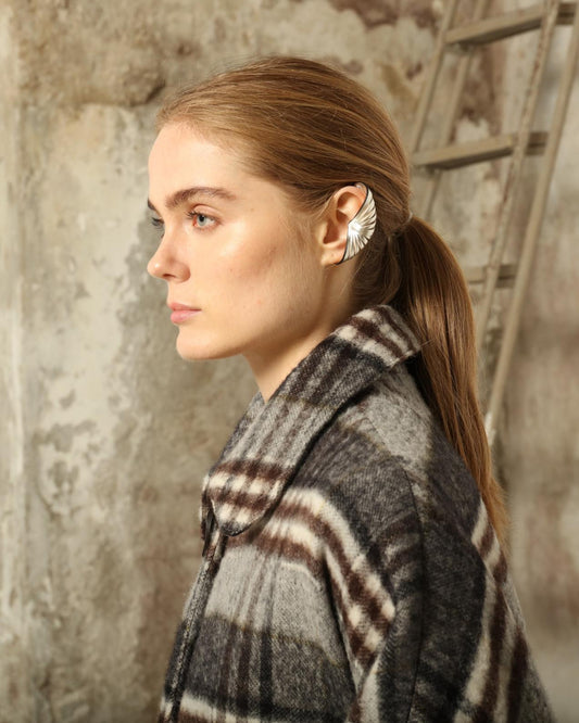Idra Silver Earcuff by SO-LE STUDIO, part of the curated selection at House of Woven Stories, handcrafted in Italy from upcycled Ferragamo leather with a mirrored silver finish, sculptural curved form, and minimalist sustainable design.