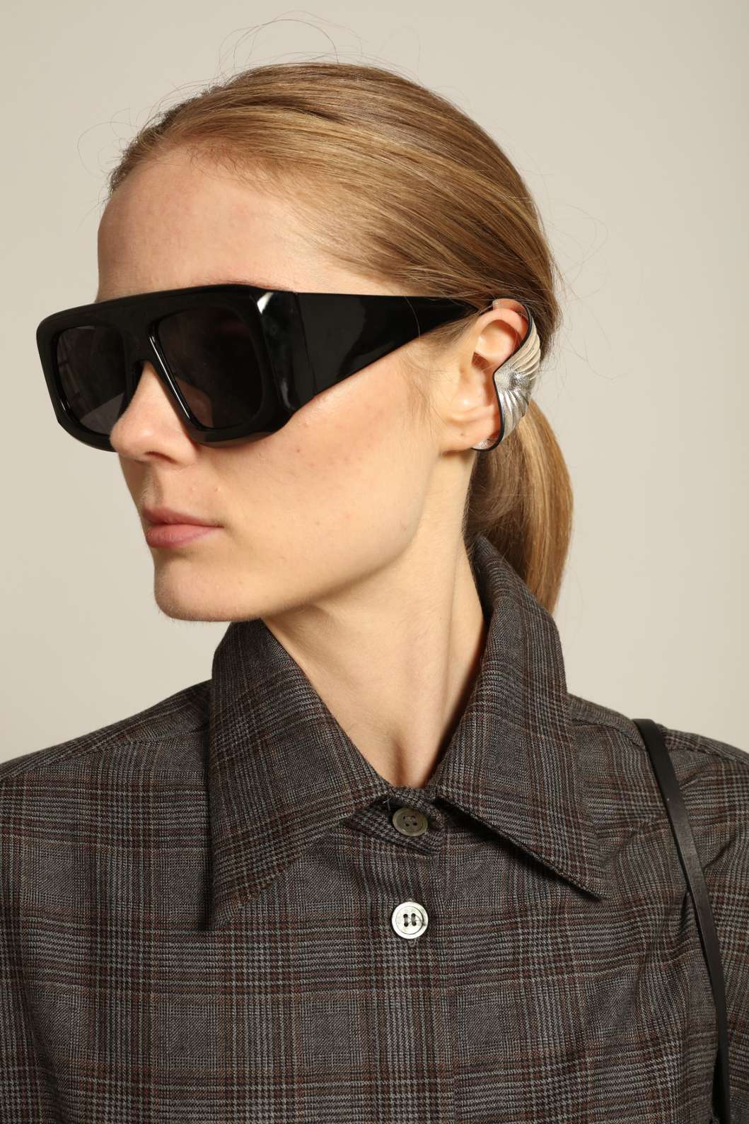 Idra Silver Earcuff by SO-LE STUDIO, part of the curated selection at House of Woven Stories, handcrafted in Italy from upcycled Ferragamo leather with a mirrored silver finish, sculptural curved form, and minimalist sustainable design.