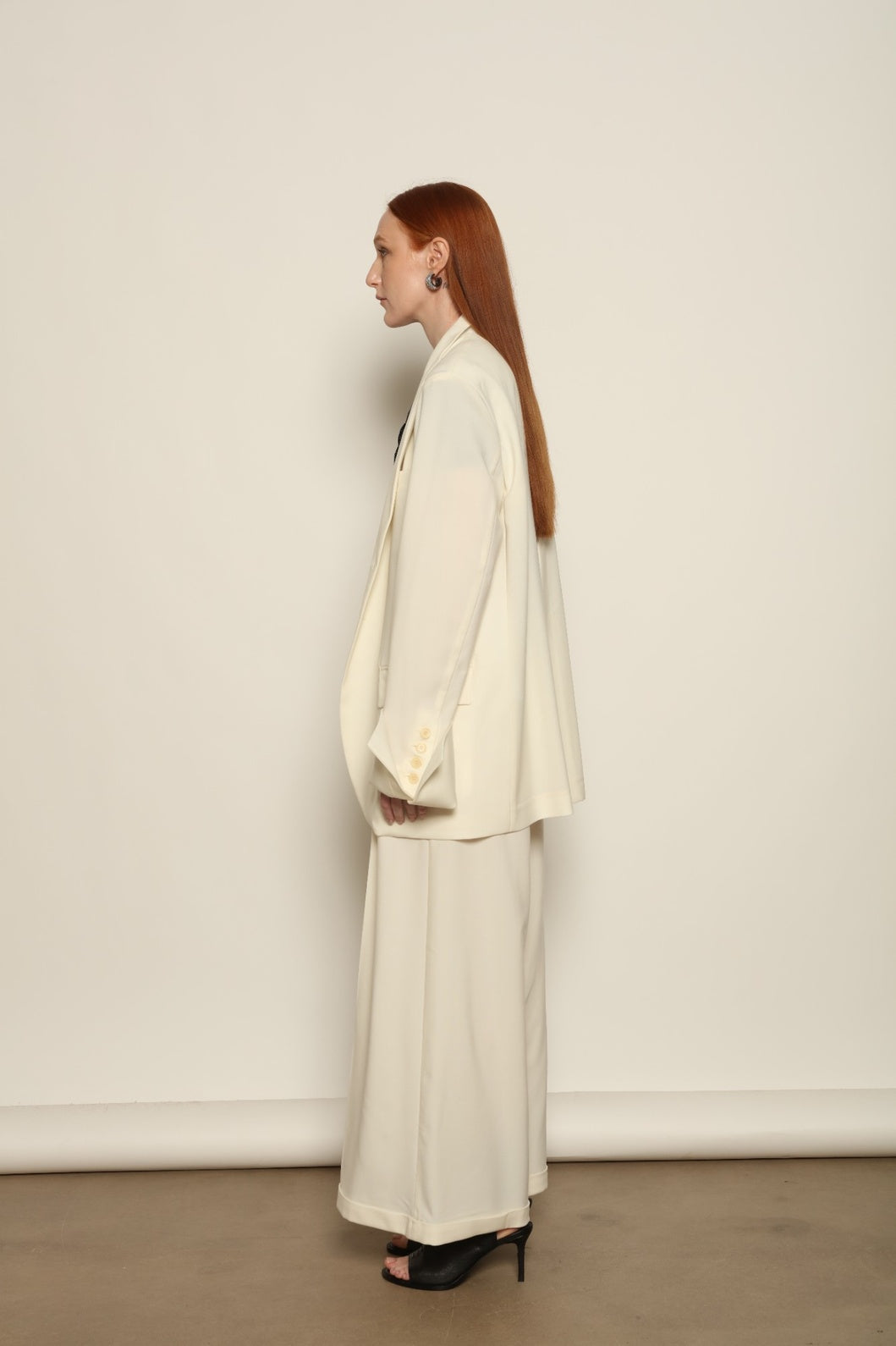 Model is wearing the Katherine white cotton pant by Maison Jejia from the House of Woven Stories selection, featuring a fluid wide-leg silhouette crafted in Italy with refined tailoring and a clean, timeless design.