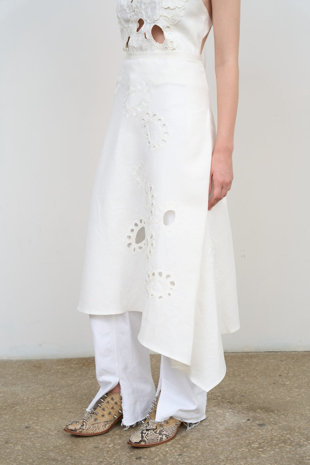 Model is wearing Litkovska white midi skirt with floral appliqué, crisp poplin, and balloon silhouette. A modern, sculptural, and artisanal piece that belongs to the curated selection of House of Nomad Stories.