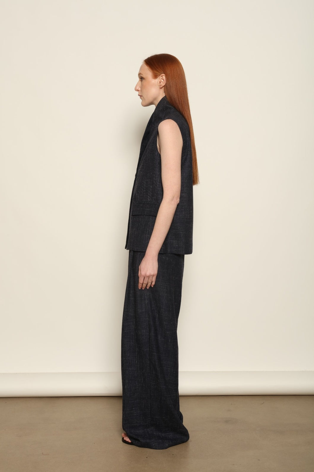 Model is wearing the Parigi night blue and white trousers from the House of Woven Stories selection, featuring fluid tailored pants made in Italy in Piedmont with an ethical fashion approach and timeless contemporary design.