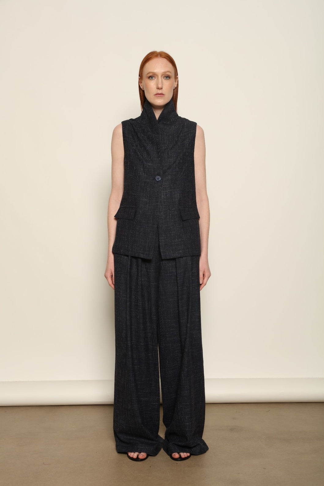 Model is wearing the Parigi night blue and white trousers from the House of Woven Stories selection, featuring fluid tailored pants made in Italy in Piedmont with an ethical fashion approach and timeless contemporary design.