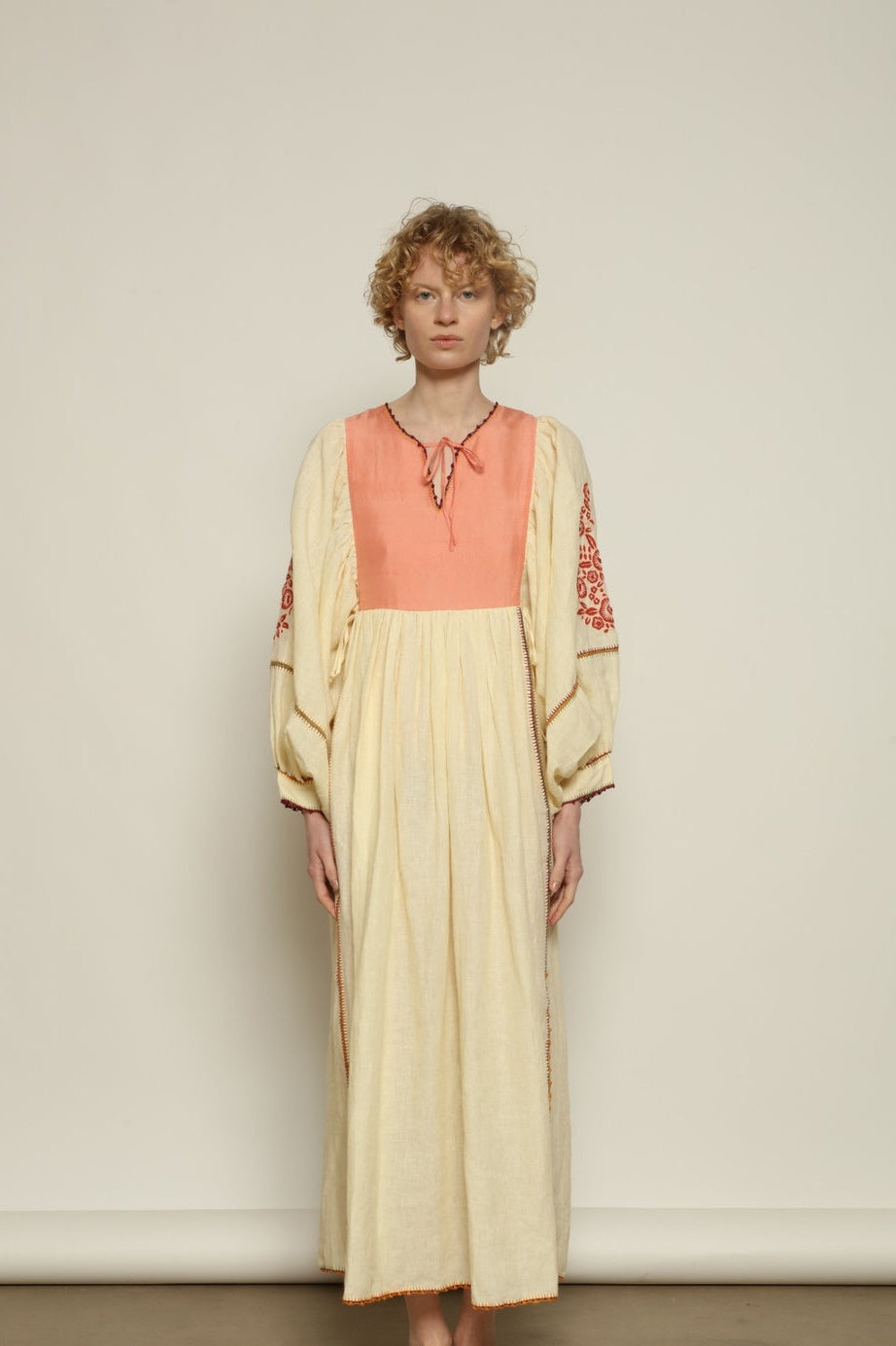 Model is wearing the Serafina Embroidered Rose Linen Dress by Supernaturae x HONS in soft earthy rose linen, featuring delicate hand embroidery across a breathable pure linen fabric. Part of the House of Woven Stories selection, this ethical artisan-crafted dress reflects ancestral techniques and sustainable production, with subtle natural variations in texture and stitch, designed in a relaxed fluid silhouette, worn by model 1.79m size S.
