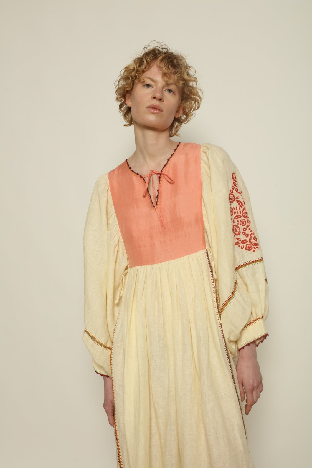 Model is wearing the Serafina Embroidered Rose Linen Dress by Supernaturae x HONS in soft earthy rose linen, featuring delicate hand embroidery across a breathable pure linen fabric. Part of the House of Woven Stories selection, this ethical artisan-crafted dress reflects ancestral techniques and sustainable production, with subtle natural variations in texture and stitch, designed in a relaxed fluid silhouette, worn by model 1.79m size S.