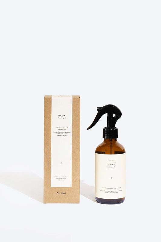 Part of the House of Woven Stories selection, the Idunn Home Spray by Smells Like Spells is a handcrafted ritual fragrance that revives youth, sensuality, and inner vitality through natural ingredients and Norse-inspired magic.