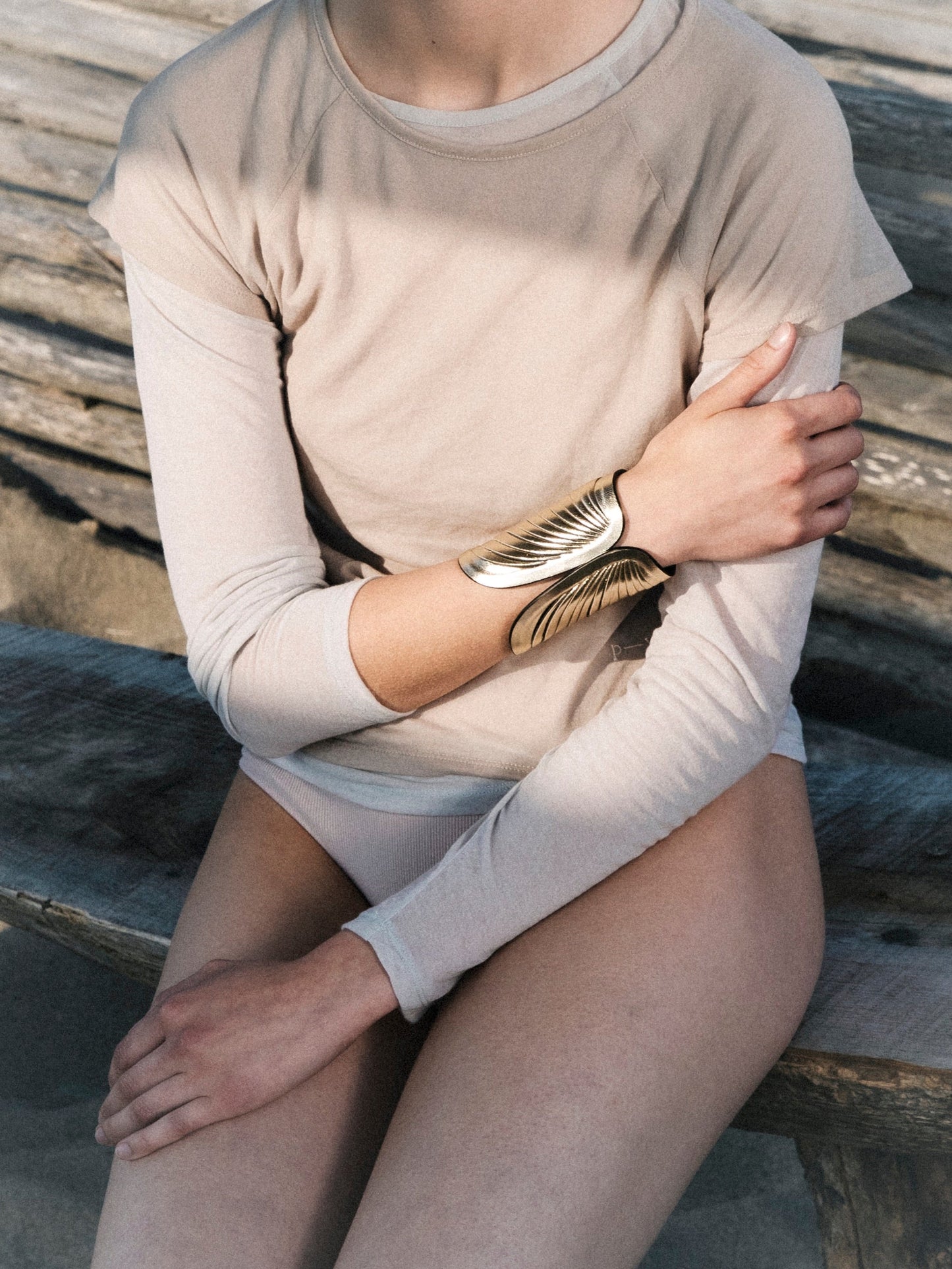 Anemos Platinum leather bracelet by SO-LE STUDIO, part of House of Nomad Stories selection, handcrafted in Tuscany, platinum-toned finish, wave-inspired design on the wrist