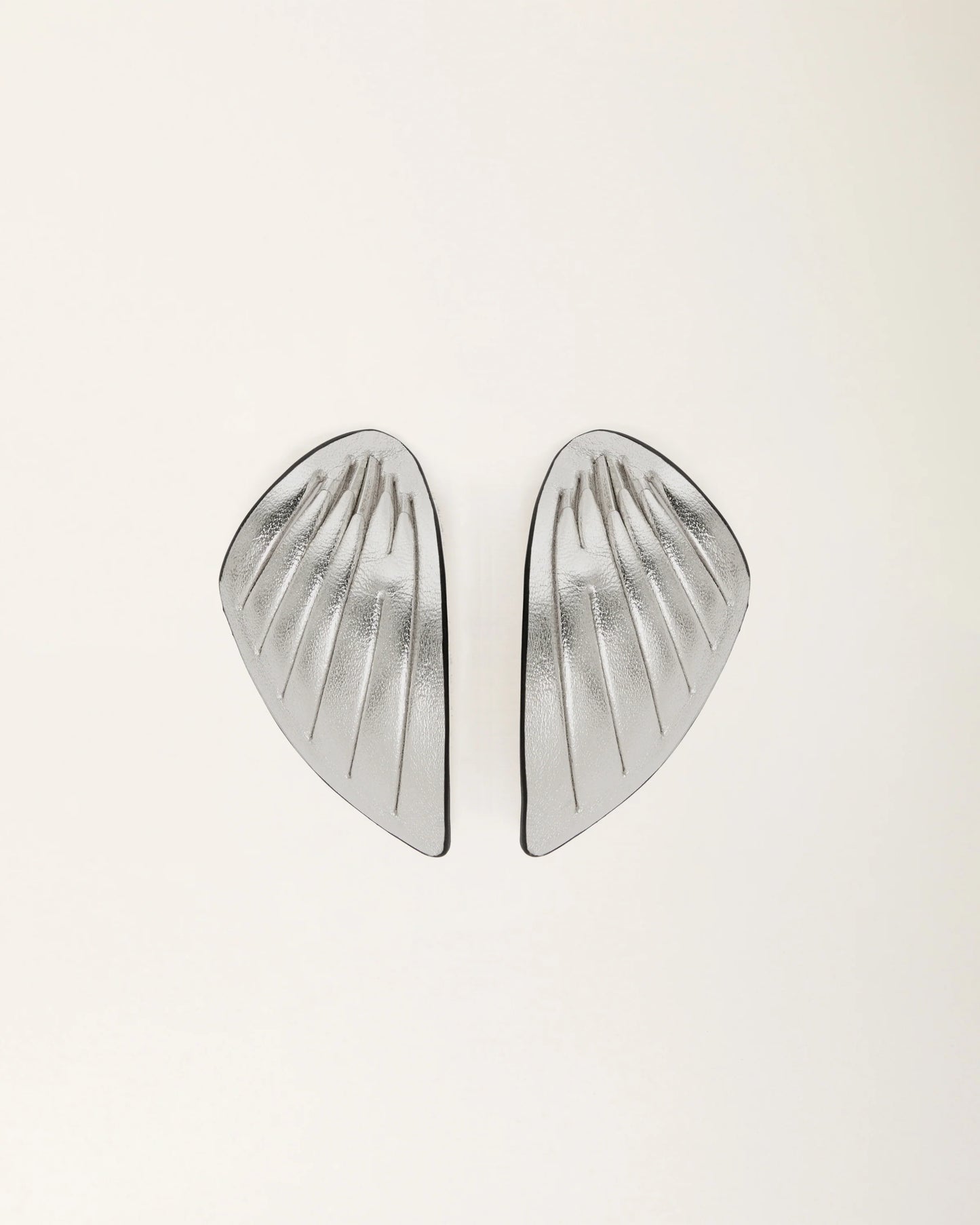 Loto Silver leather earrings by SO-LE STUDIO, handcrafted in Italy from upcycled leather, lotus-inspired sculptural silver-toned design with butterfly fastening for pierced ears