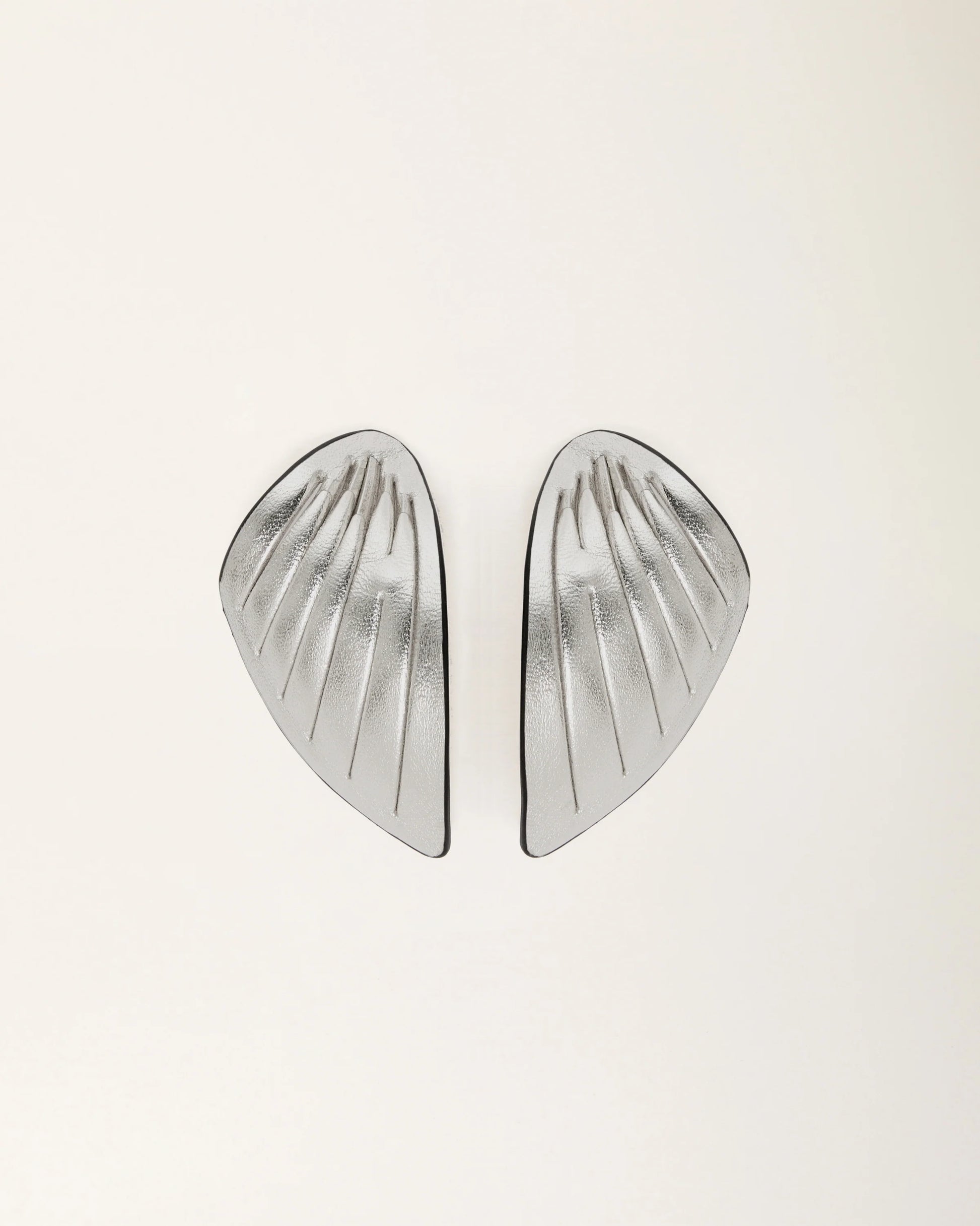 Loto Silver leather earrings by SO-LE STUDIO, handcrafted in Italy from upcycled leather, lotus-inspired sculptural silver-toned design with butterfly fastening for pierced ears