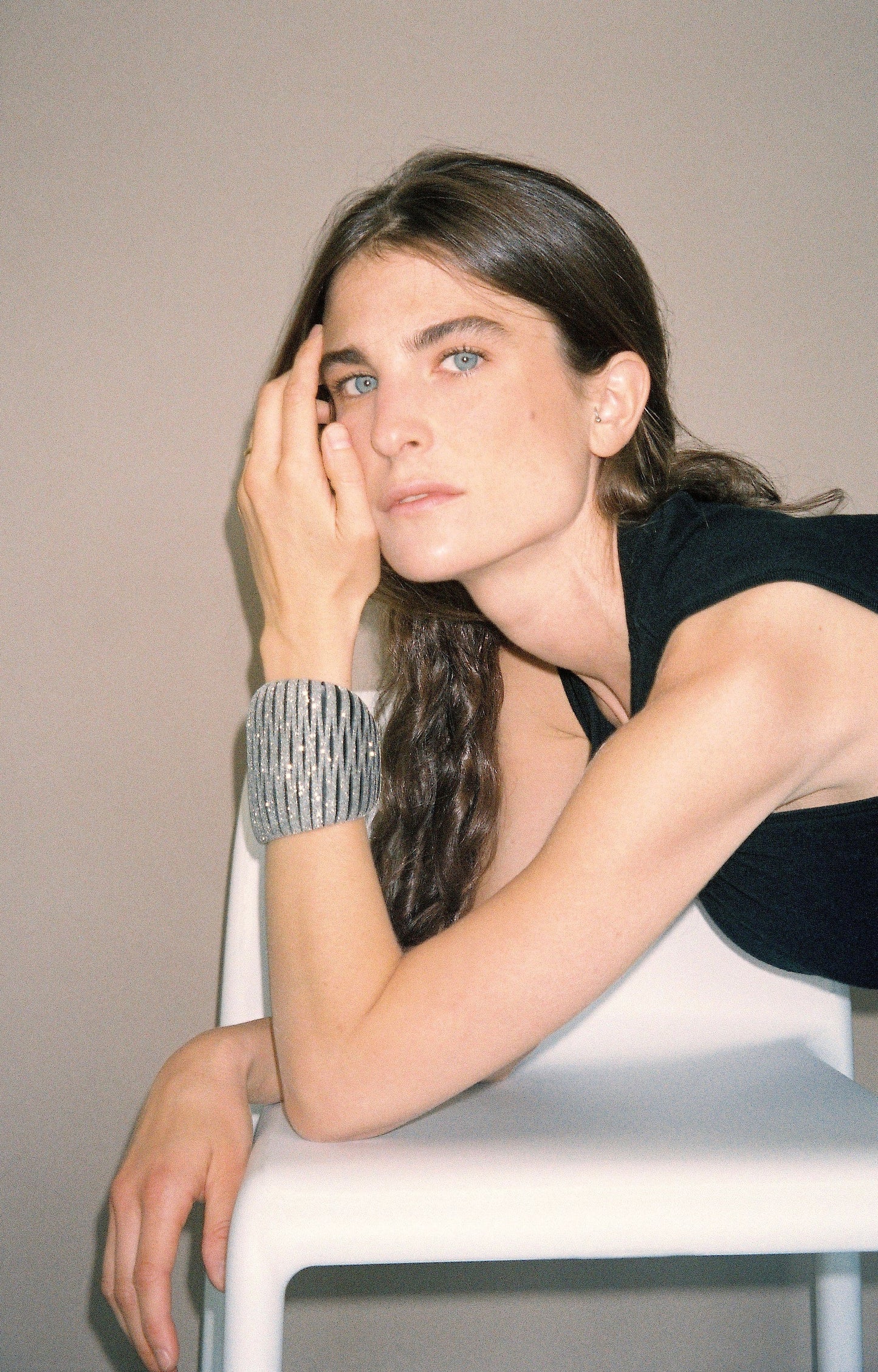 The Great Crystal Silver leather bracelet by SO-LE STUDIO, handcrafted in Tuscany, wide silver-toned design with crystal accents, adjustable and sculptural on the wrist