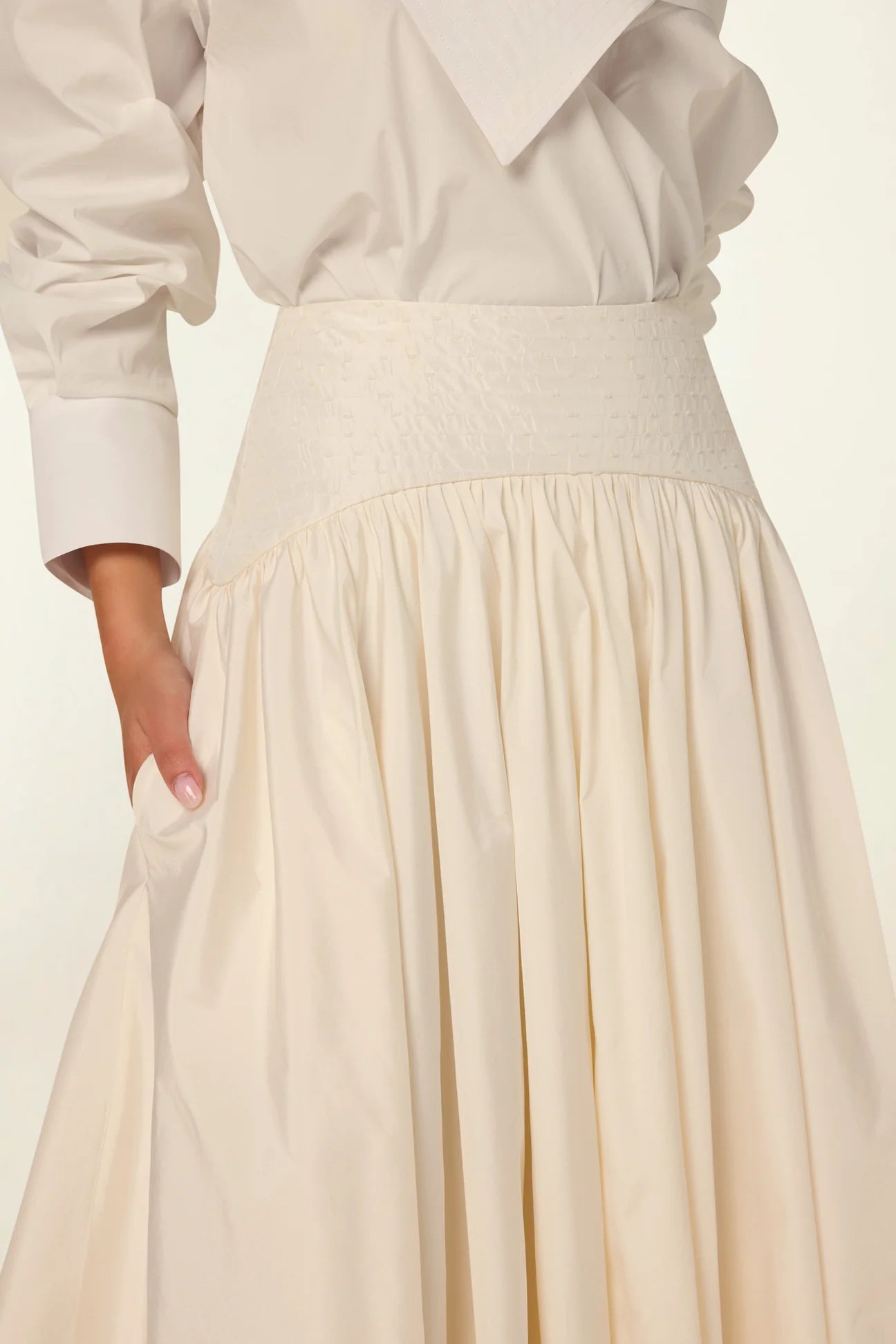 Model wearing the Suri Volume Skirt in White by Abadia from the House of Nomad Stories collection, featuring a voluminous ankle-length silhouette, tulle underlayers, and a refined satin waistband.