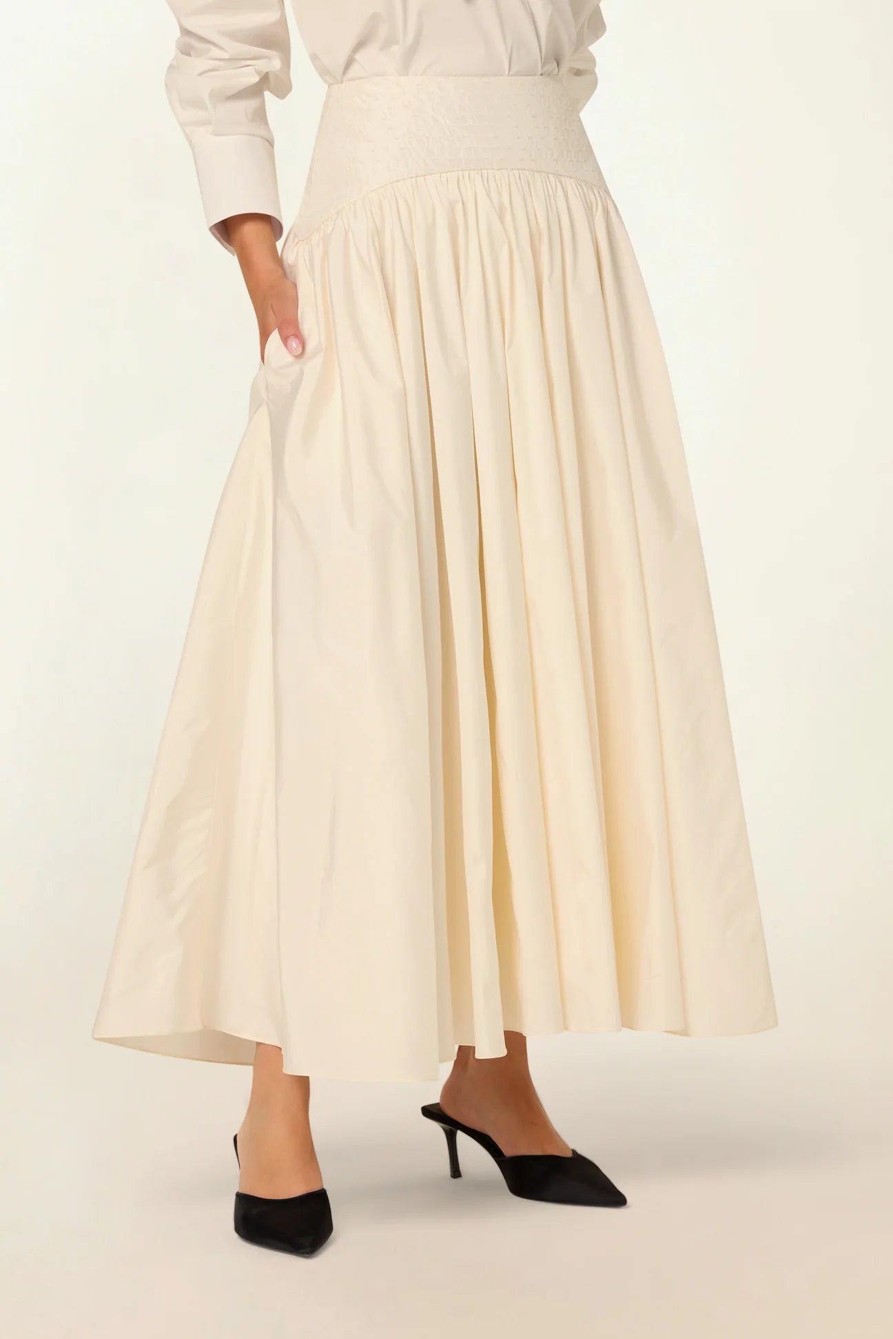 Model wearing the Suri Volume Skirt in White by Abadia from the House of Nomad Stories collection, featuring a voluminous ankle-length silhouette, tulle underlayers, and a refined satin waistband.