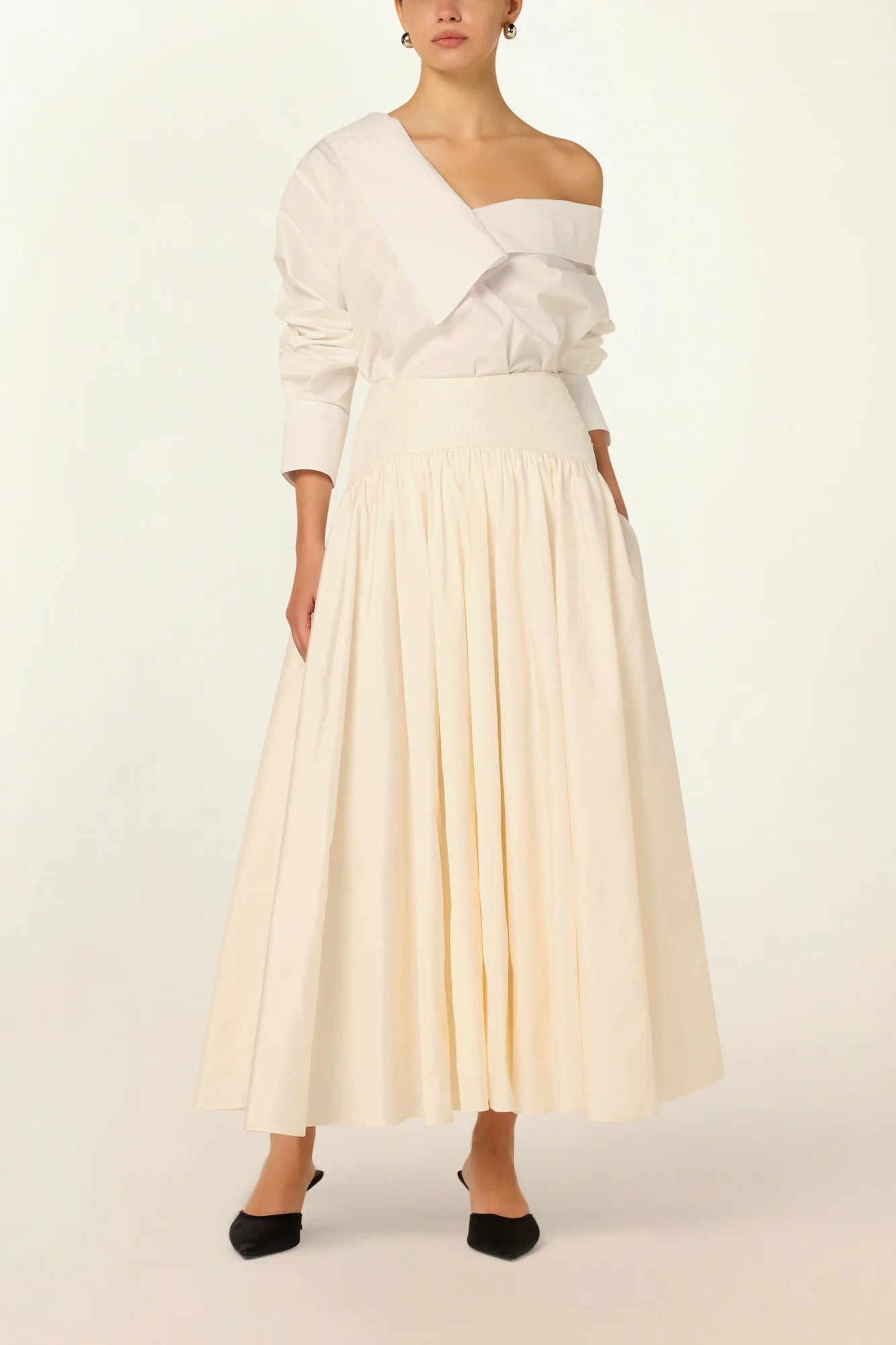 Model wearing the Suri Volume Skirt in White by Abadia from the House of Nomad Stories collection, featuring a voluminous ankle-length silhouette, tulle underlayers, and a refined satin waistband.