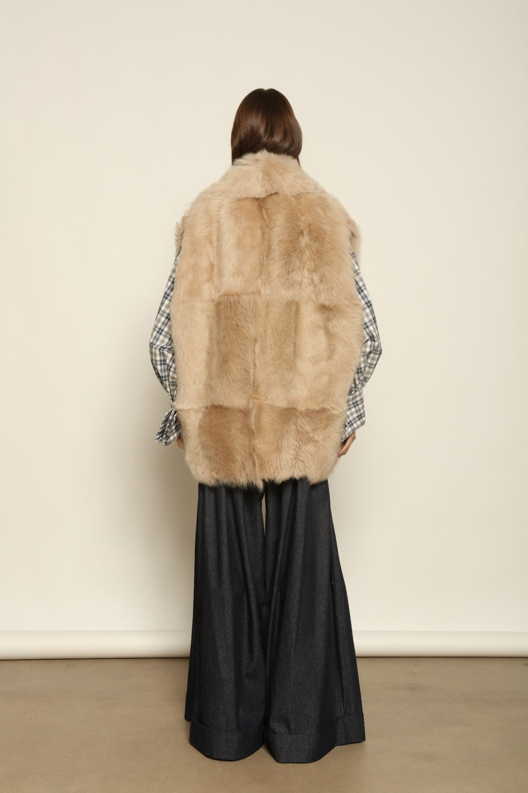 Model is wearing the Toscana Sabbia Shearling Vest by Blancha – a 100% Toscana sheepskin vest made in Italy, featuring a soft natural texture, warm drape, and refined Sabbia tone, styled for effortless layering and timeless elegance.